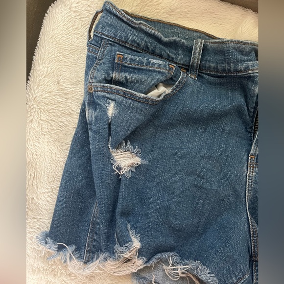 Old Navy Mid Rise Boyfriend Jean Short - Picture 3 of 4